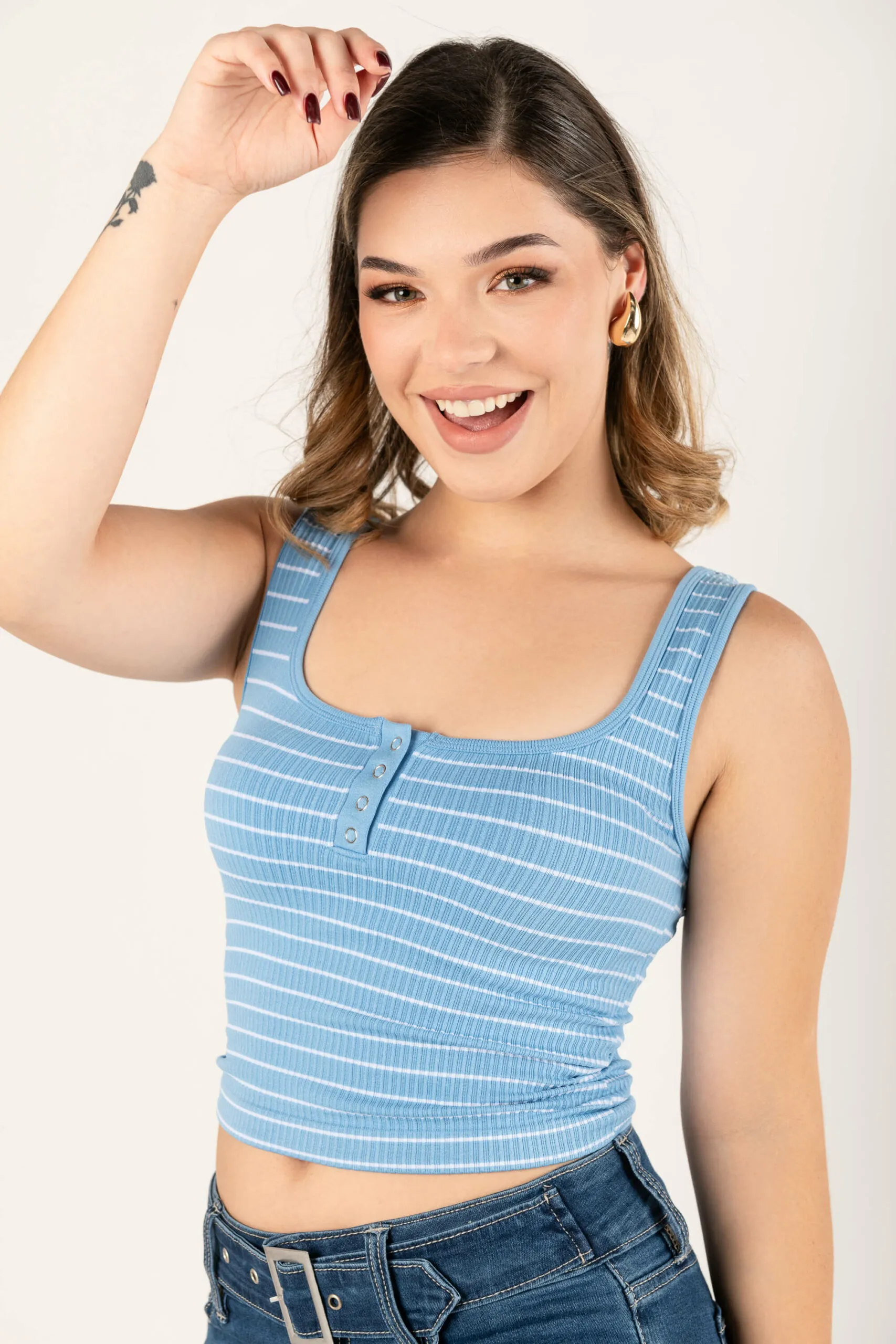 Blusa crop de rayas y broches