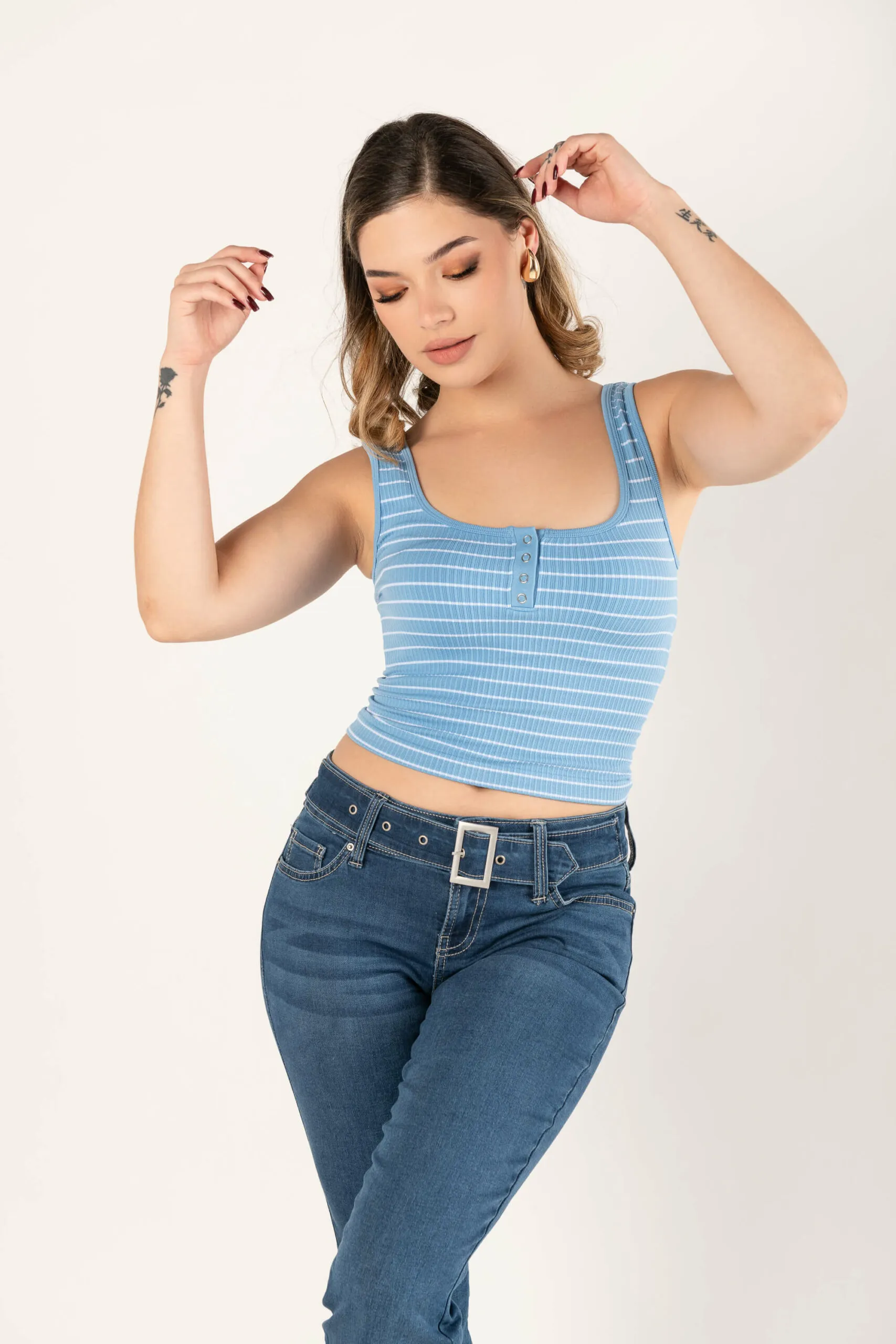 Blusa crop de rayas y broches