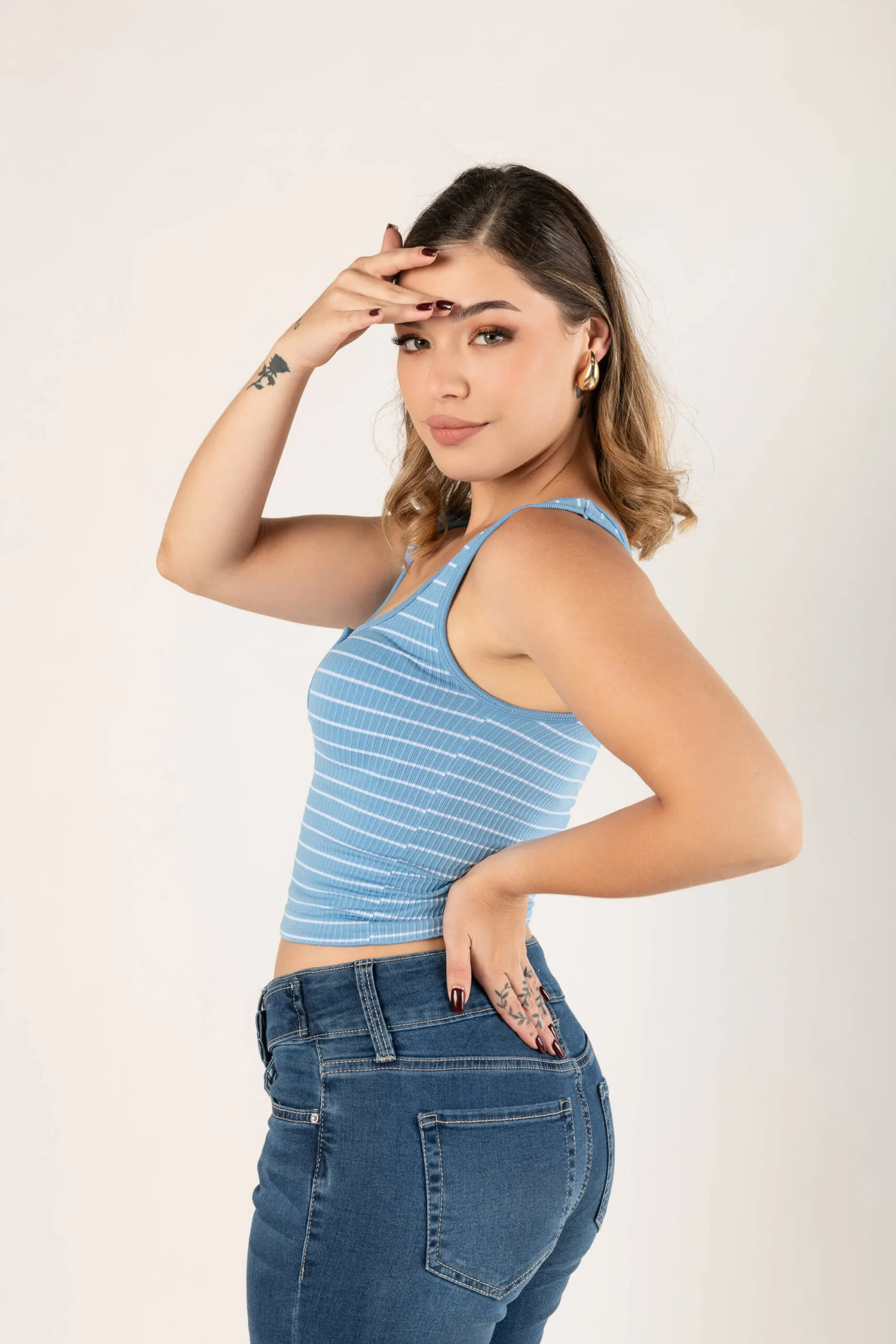 Blusa crop de rayas y broches