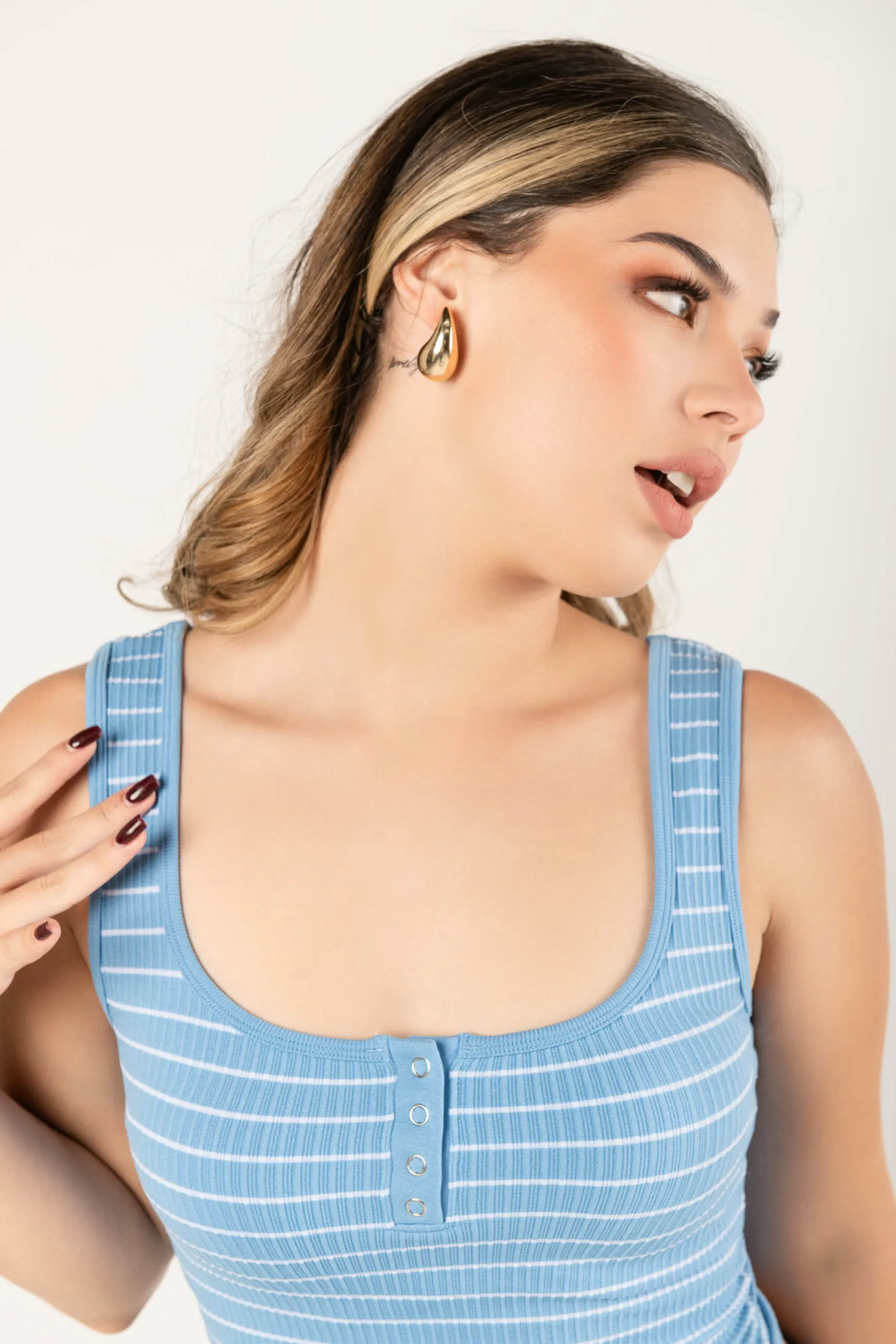 Blusa crop de rayas y broches