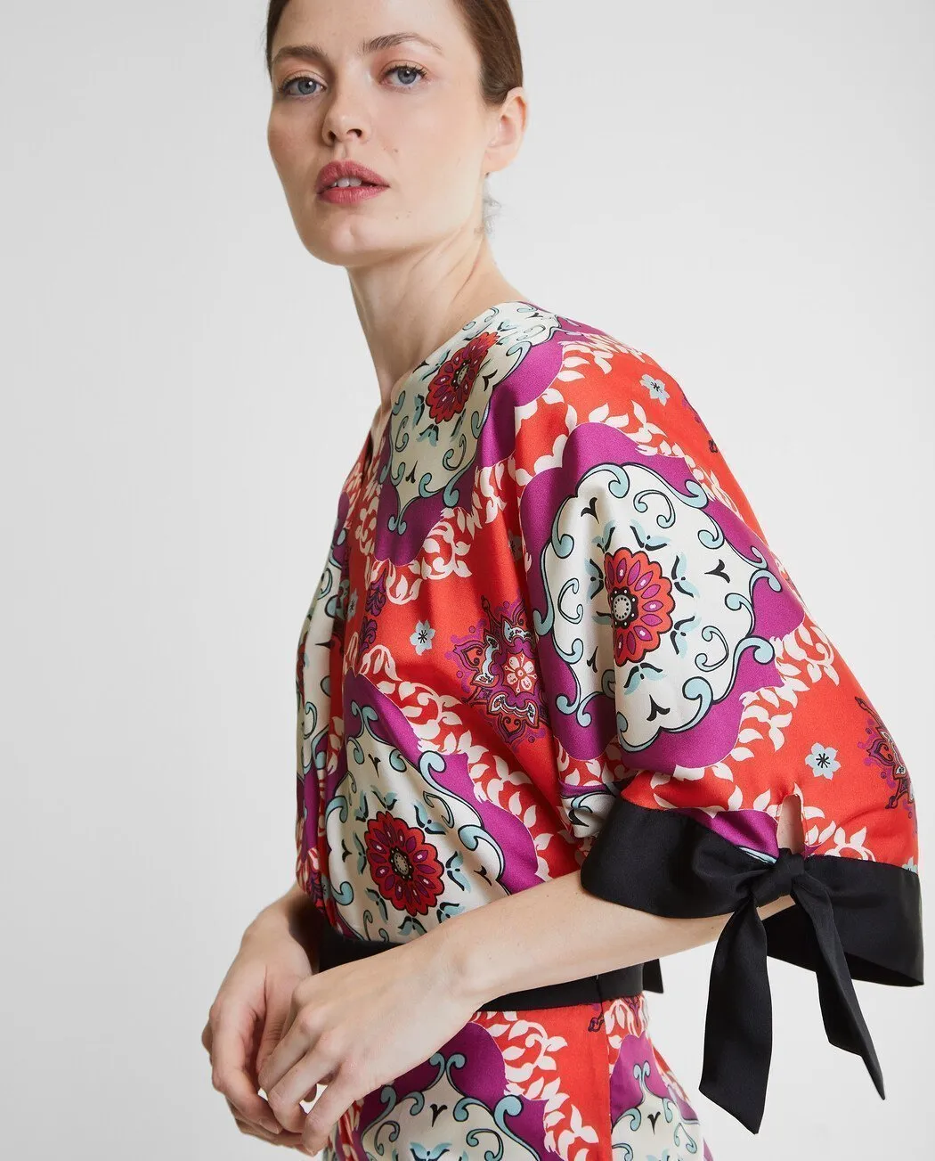 BLUSA ESTAMPADA LAZO EN MANGA