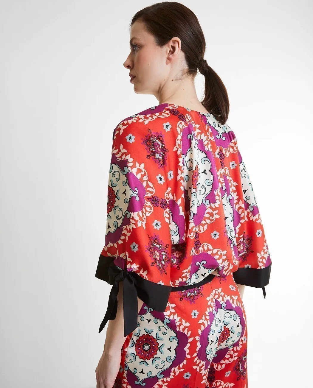BLUSA ESTAMPADA LAZO EN MANGA