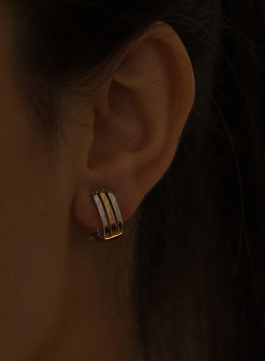 Pendientes cierre omega diseo lineal de plata bicolor