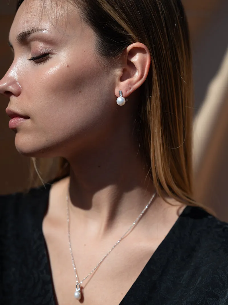 Pendientes tu y yo con perla y detalle lineal de circonitas